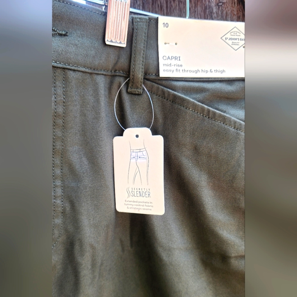 St. John's BAY Nwt Ladies Mid-Rise Capris - Picture 2 of 4